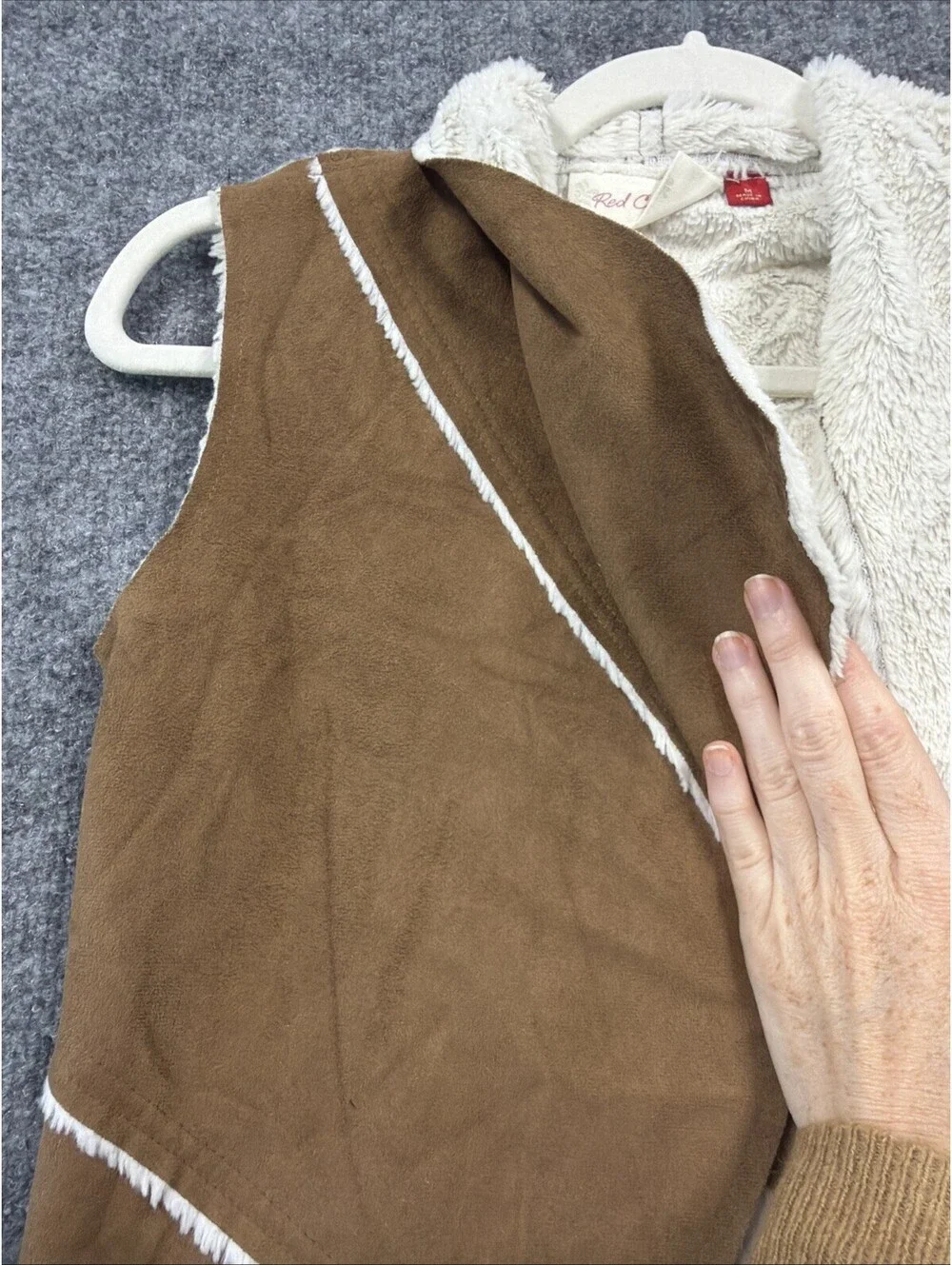 Girls Red Camel Brown Faux Sherpa Lined Open Front Sleeveless Vest Sz M